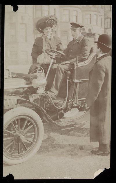 Hattie Williams sitzt mit Fahrer in einem der ersten Automobile von New York City, New York, 1890-1910 von Byron Company