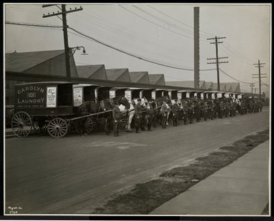 Pferdegezogene Lieferwagen vor der Carolyn Laundry in der 111 East 128th Street, East Harlem, New York, 1929 von Byron Company