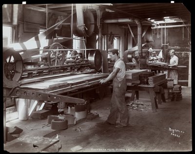 Männer arbeiten in der Hardman, Peck und Co. Klavierfabrik, New York, 1907 von Byron Company