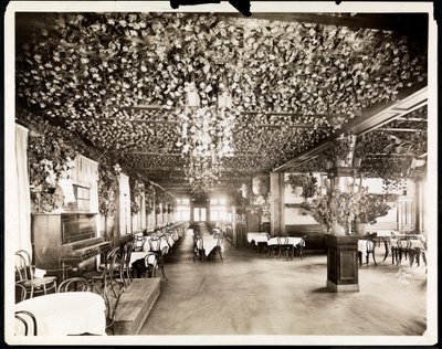 Der Speisesaal im Hotel Dolphin, New York, 1915 (Silbergelatineabzug) von Byron Company