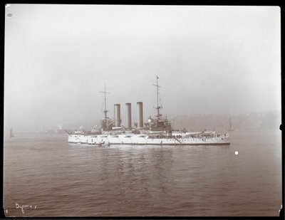 Ansicht eines Militärschiffs, vermutlich auf dem Hudson River in der Nähe von West Point beim Besuch von Prinz Louis von Battenberg, 1905 von Byron Company