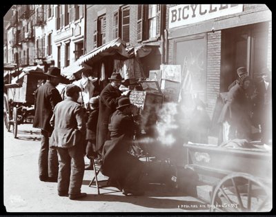 Ansicht von Straßenverkäufern, darunter einer, der fotografische Ansichten exotischer Orte in einer Guckkasten zeigt, in der Bayard Street, New York, 1898 (Silbergelatineabzug) von Byron Company