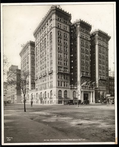 Blick auf das Hotel Majestic an der 72nd Street von der anderen Seite des Central Park West, New York, 1920 von Byron Company