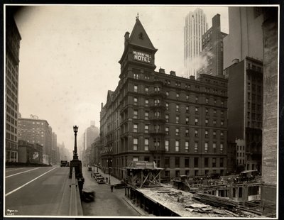 Ansicht des Murray Hill Hotels, Park Avenue und 40th Street, New York, vom Park Avenue Viadukt, 1931 von Byron Company
