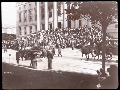 Ansicht der Menge auf den Stufen der Brooklyn Borough Hall während der Brooklyn Police Parade, 1897 von Byron Company