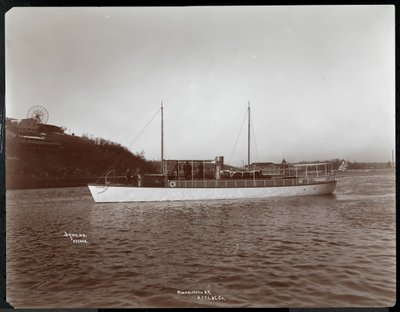 Ansicht der Yacht Mousquetaire der New York Yacht, Launch und Engine Co. auf dem Harlem River, New York, 1905 (Silbergelatineabzug) von Byron Company