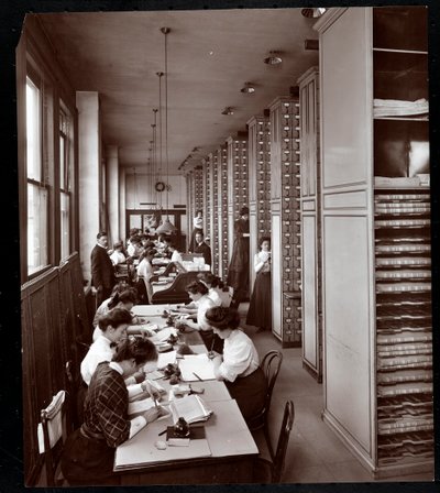 Frauen arbeiten in einem Aktenraum, unter männlicher Aufsicht, bei der Metropolitan Life Insurance Co. in der 23rd Street und Madison Avenue, New York, 1907 von Byron Company