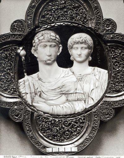 Kamee, die Kaiser Honorius (395-423) und seine Frau Maria darstellt (Elfenbein und Metall) von Byzantine
