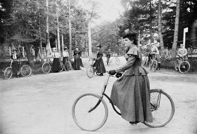 Hannah Maynard und andere beim Radfahren im Beacon Hill Park, Victoria, ca. 1895 von Canadian Photographer