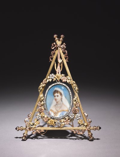 Dreieckiger Rahmen mit Porträt von Zarin Alexandra Fjodorowna, 1896-1908 von Carl Fabergé