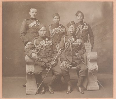 Königliche indische Ordonnanzoffiziere aus den Gurkha-Regimentern von Carl Vandyk