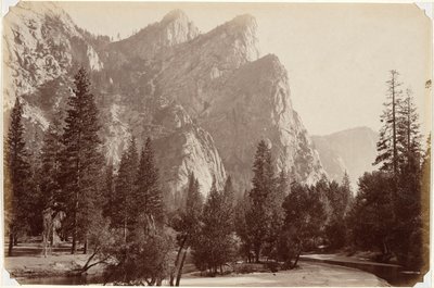 Die Drei Brüder, 4.480 Fuß, Yosemite-Tal von Carleton E. Watkins