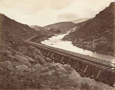 Eureka Quarz-Mühle und Flume, Nevada, 1875, gedruckt ca. 1876 von Carleton Emmons Watkins