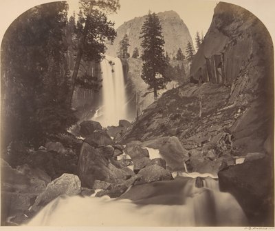 Mt. Broderick im fernen Zentrum, Piroyac, Fallende Kristalle, Vernal Fall, 1861 von Carleton Emmons Watkins