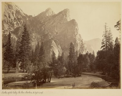 Weiter oben im Tal. Die drei Brüder, der höchste, 3.830 ft. von Carleton Watkins