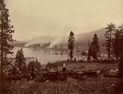 Ansicht von Gleenbrook Bay, Lake Tahoe, mit Sägewerken, Wellenbrecher und Dampfern der Carson und Tahoe Lumber and Flume Co., sowie dem See-Ende der Lake Tahoe, N.G.R.R. von Carleton Watkins