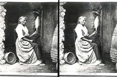 Alte Frau beim Spinnen, Capri, ca. 1865 (s/w Foto) von Carlo Naya