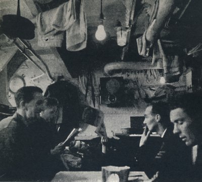 Funktionale Nutzung des Raums auf dem Mannschaftsdeck, 1941 von Cecil Beaton