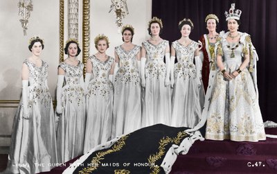 Königin Elizabeth II. mit ihren Ehrendamen, Die Krönung, 2. Juni 1953 von Cecil Beaton