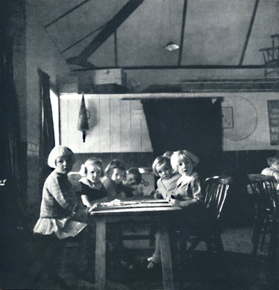 Unterricht für Londoner Kinder im Dorfgemeinschaftshaus, 1941 von Cecil Beaton