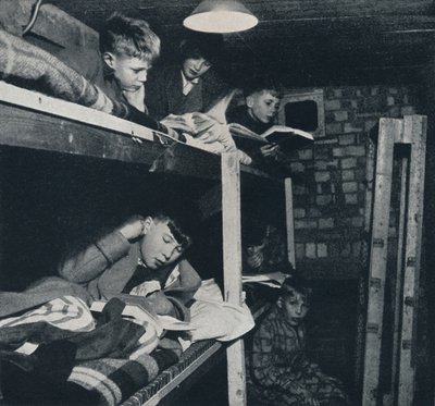 Schlafsaal der Schüler, 1941 von Cecil Beaton