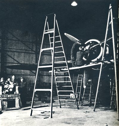 Die Arbeit der Bodenmannschaften ist nie zu Ende, 1941 von Cecil Beaton