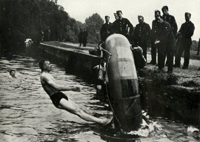 RAF-Personal lernt, ein Rettungsboot zu benutzen, 1941 von Charles Brown