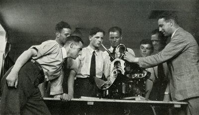 RAF-Personal erhält Unterricht in Flugzeugmotoren von Charles Brown