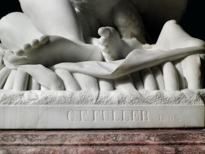 Eine lebensgroße Figur von Rhodopis auf Sockel von Charles Francis Fuller