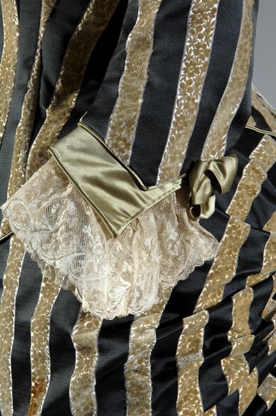 Abendkleid, ca.1884 (Detailansicht des Arms). Seidensatin und geschnittener Samt, Spitze, Seidenfadenquasten und Fransen. Charles Frederick Worth, Frankreich. von Charles Frederick Worth
