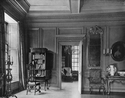 Tür im Wohnzimmer, die zur Restaurationskammer führt von Charles Latham