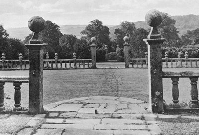 Fußspuren auf dem Rasen von Charles Latham