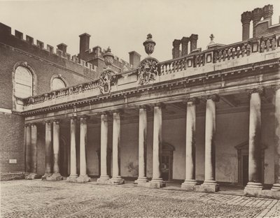Hampton Court Palace, Kolonnade zum Königseingang von Charles Latham