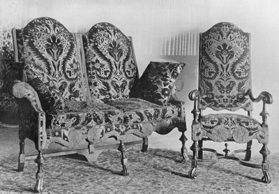 Suite aus Walnussstühlen und Sofa mit englischem Samt bezogen von Charles Latham