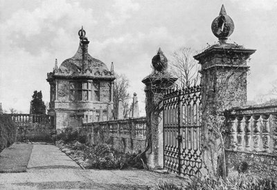 Das Ostgartenhaus und die Vorhof-Tore von Charles Latham