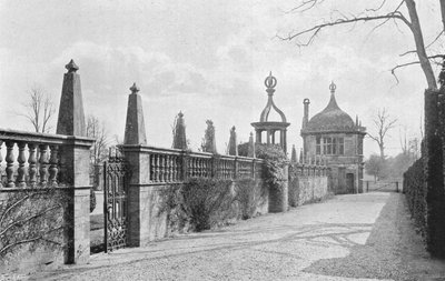 Der Südweg außerhalb des Vorhofs von Charles Latham