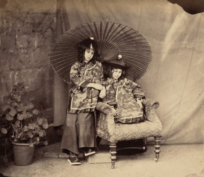 Lorina und Alice Liddell in chinesischer Kleidung von Charles Lutwidge Dodgson