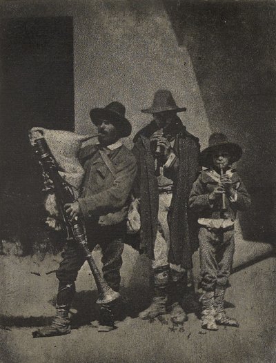 [Gruppe von drei italienischen Straßenmusikern vor 21, Quai Bourbon, Paris] von Charles Nègre