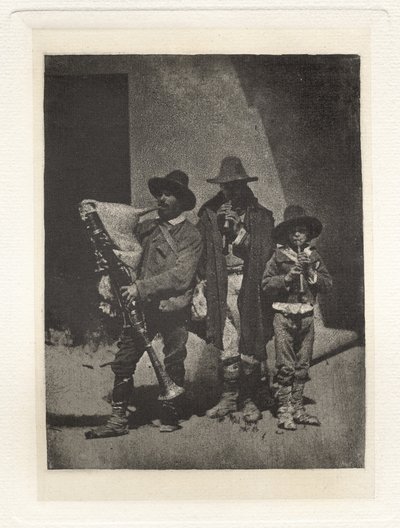 Planche III – Gruppe von Drei Pifferari Stehend, im Hof des 21 Quai Bourbon von Charles Nègre, André Jammes