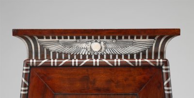 Detail eines Münzkabinetts, verziert mit silbernen ägyptischen Emblemen, um 1805 von Charles Percier