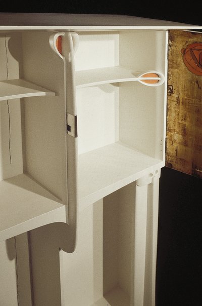 Weißer Schrank entworfen für Mrs. Rowat, 1902 von Charles Rennie Mackintosh