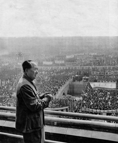 Porträt des chinesischen Staatschefs Mao Tse-Tung (Mao Zedong) (1893-1976) während der Gedenkfeier der Kommunistischen Partei. China, um 1960 von Chinese Photographer