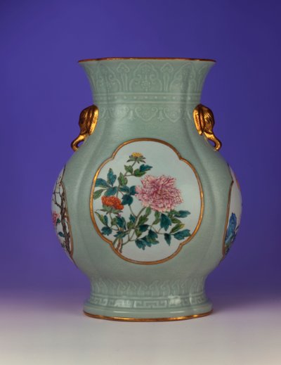 Eine feine und sehr seltene Famille-Rose-Vase mit Celadon-Grund und vergoldetem Emaille von Prunus und Rosen, eine von vier Emaille-Darstellungen der "Blumen der vier Jahreszeiten", 1735-1795 von Chinese School