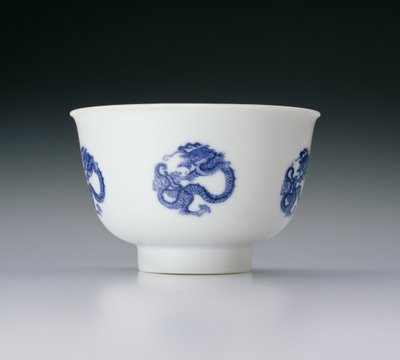 Schale, dekoriert mit Drachenrundeln, Kangxi-Zeit 1662-1722 von Chinese School