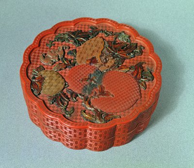 Schachtel mit ocker-, grün- und brauner Dekoration, 18. Jahrhundert von Chinese School