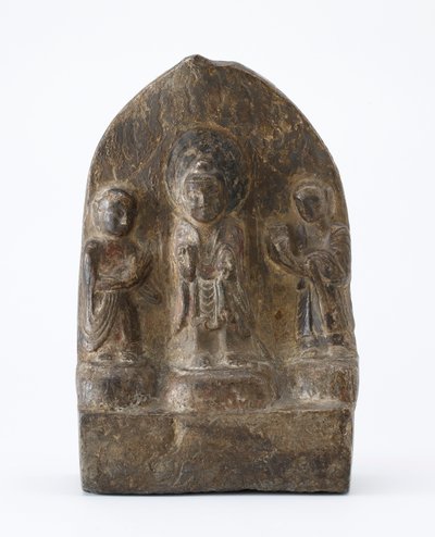 Buddhistische Tafel mit drei stehenden Figuren, Zeit der Teilung, 536 n. Chr. von Chinese School