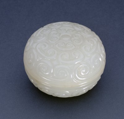 Runde Siegelpaste-Box im Guri-Lackstil mit Lingzhi-Ranken, Ming-Dynastie (weißer Stein) von Chinese School