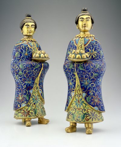 Paar weiblicher Begleiterinnen, Qianlong-Periode, 1736-95 (Cloisonné-Email) von Chinese School