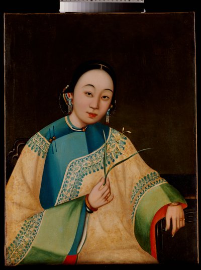 Porträt einer Hofdame, sitzend, Halbfigur, in einem bestickten Gewand, eine Blume haltend, Mitte 19. Jahrhundert von Chinese School