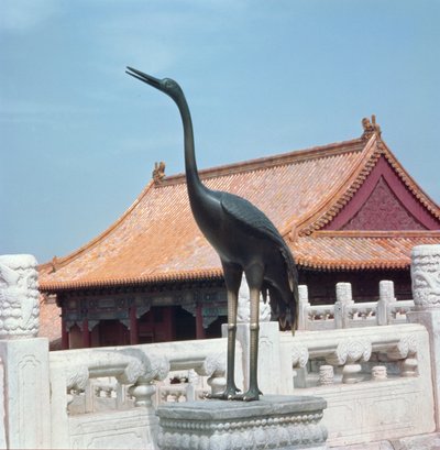 Statue eines Storches mit einem Seitenpavillon der Halle der höchsten Harmonie im Hintergrund, Ming-Dynastie von Chinese School